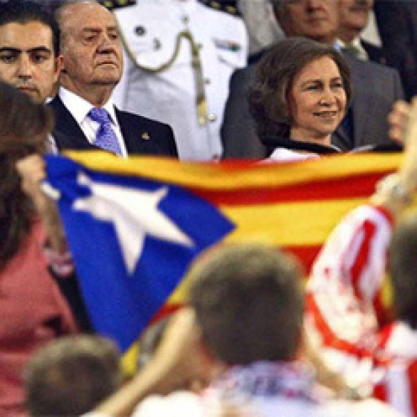 Imagen que representa la pitada al himno y a los reyes de España en la final de la copa de 13 de mayo de 2009.